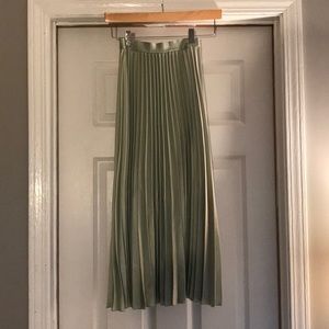H&M light green pleated skirt
